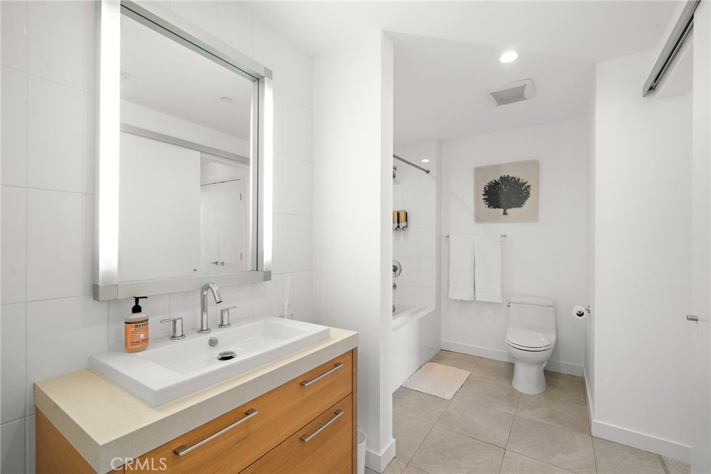 9 MacArthur Place 1402