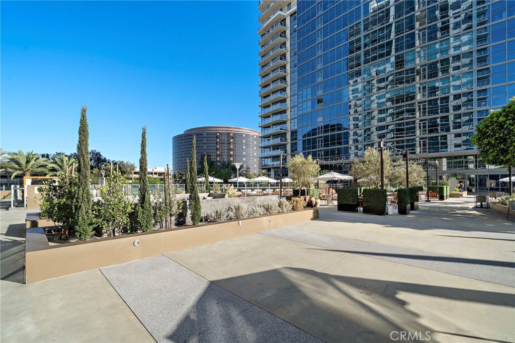 9 MacArthur Place 1402