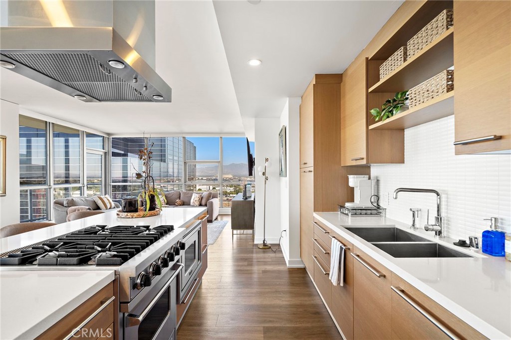 9 MacArthur Place 1402