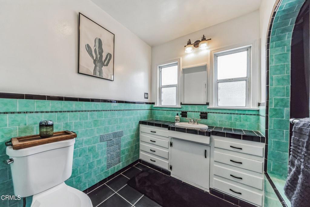 1039 S Eastman Avenue