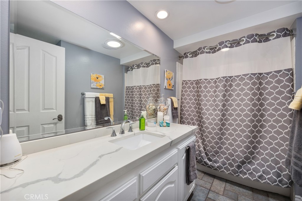 2511 E Oshkosh Avenue