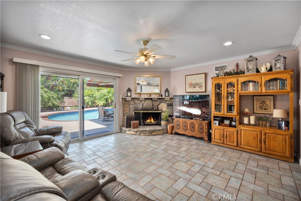 2511 E Oshkosh Avenue