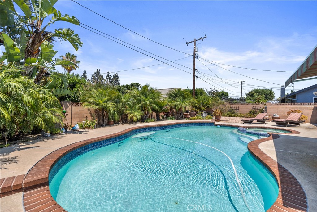 2511 E Oshkosh Avenue