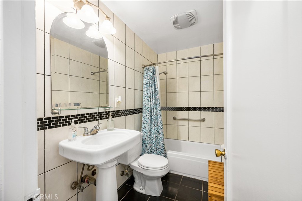 1138 Valencia Avenue 40