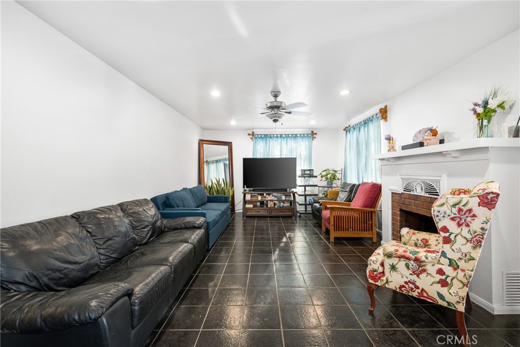 1138 Valencia Avenue 40