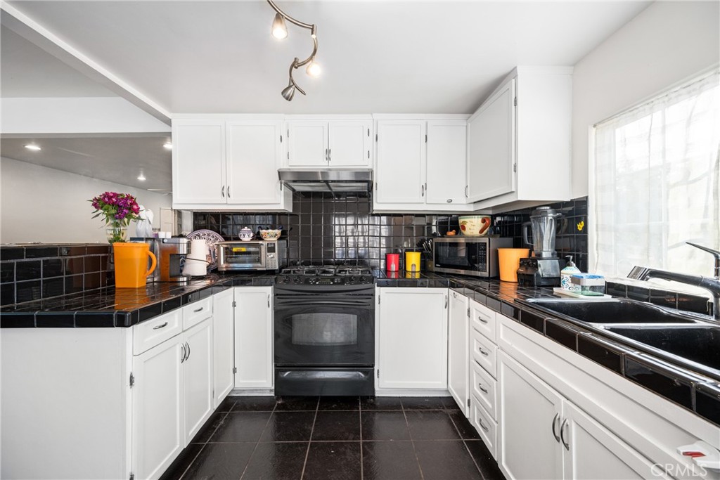 1138 Valencia Avenue 40