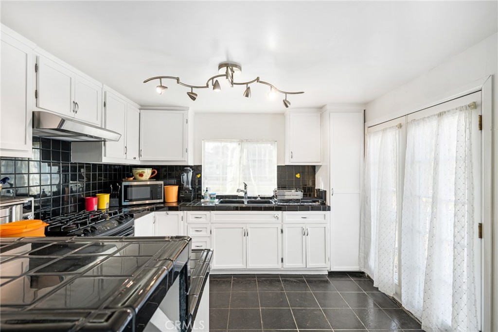 1138 Valencia Avenue 40