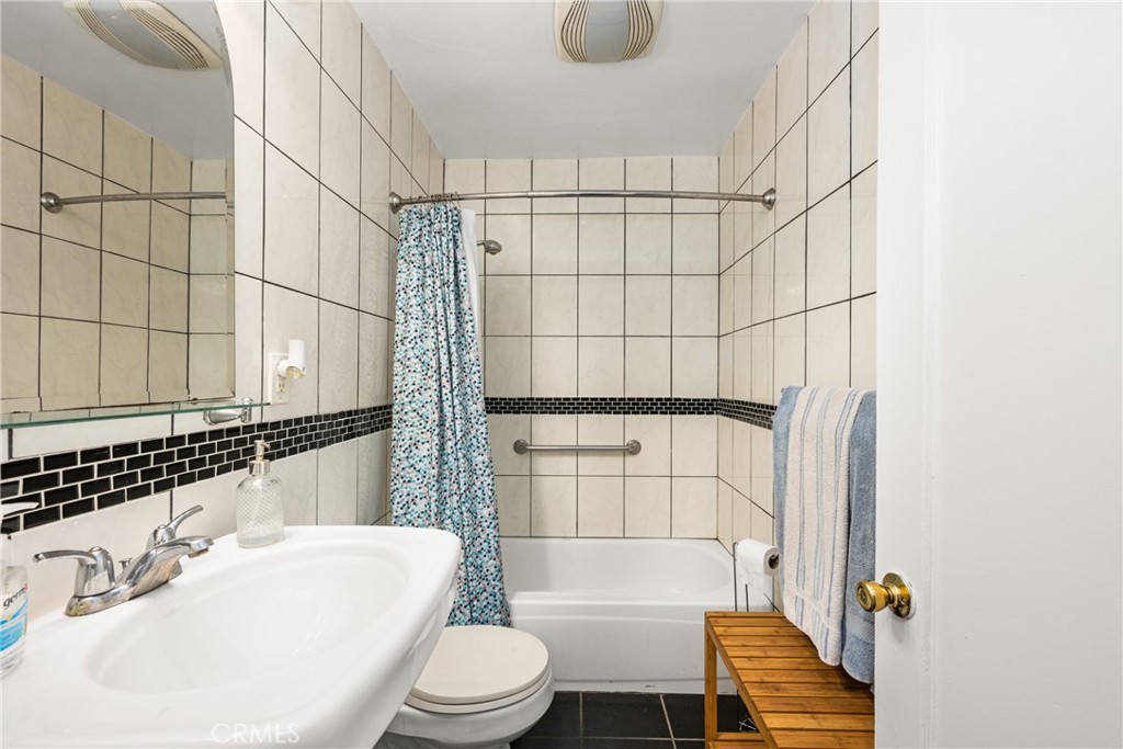 1138 Valencia Avenue 40