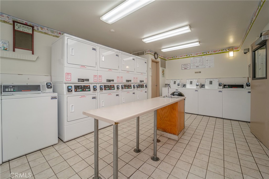 5325 Newcastle Avenue 321