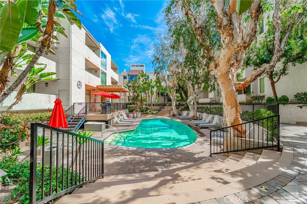 5325 Newcastle Avenue 321