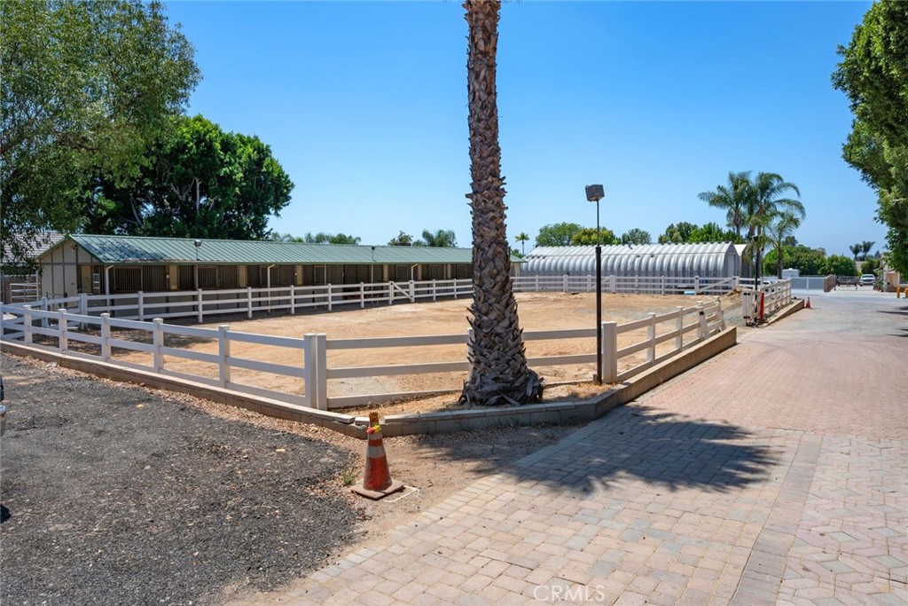 5641 LAKEVIEW Avenue