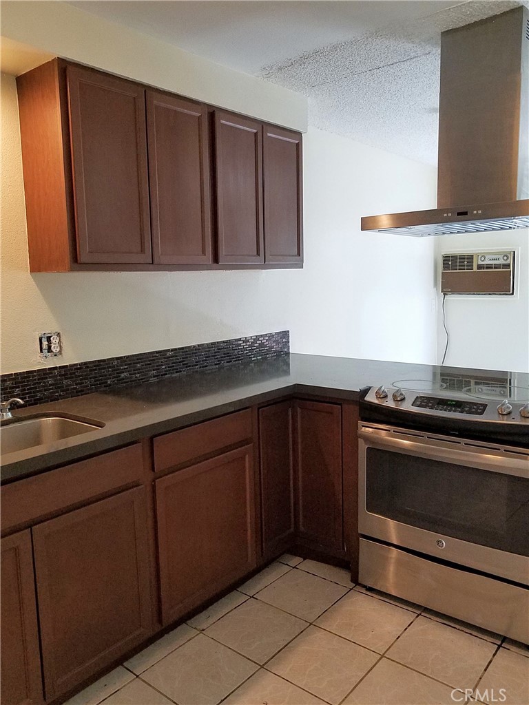 521 S Lyon Street 106