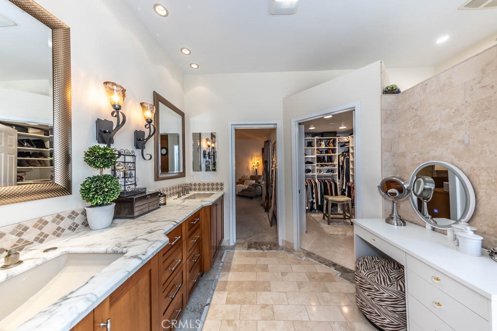 6421 E Yosemite Avenue