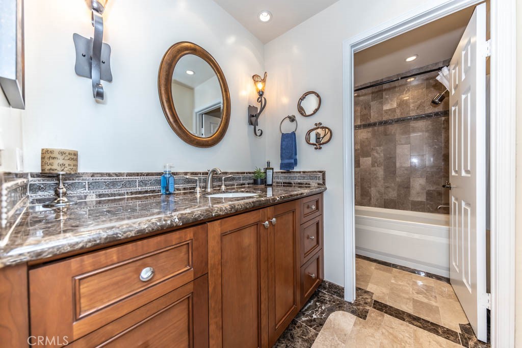 6421 E Yosemite Avenue