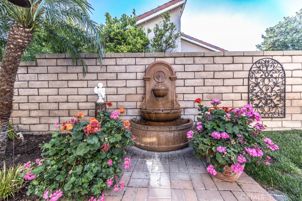 6421 E Yosemite Avenue