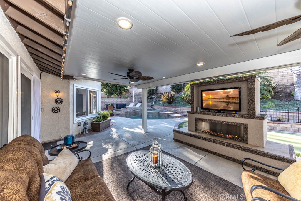 6421 E Yosemite Avenue