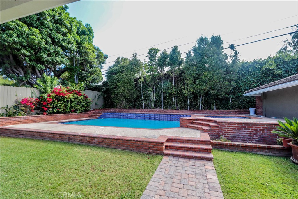 5571 E Lonna Linda Drive