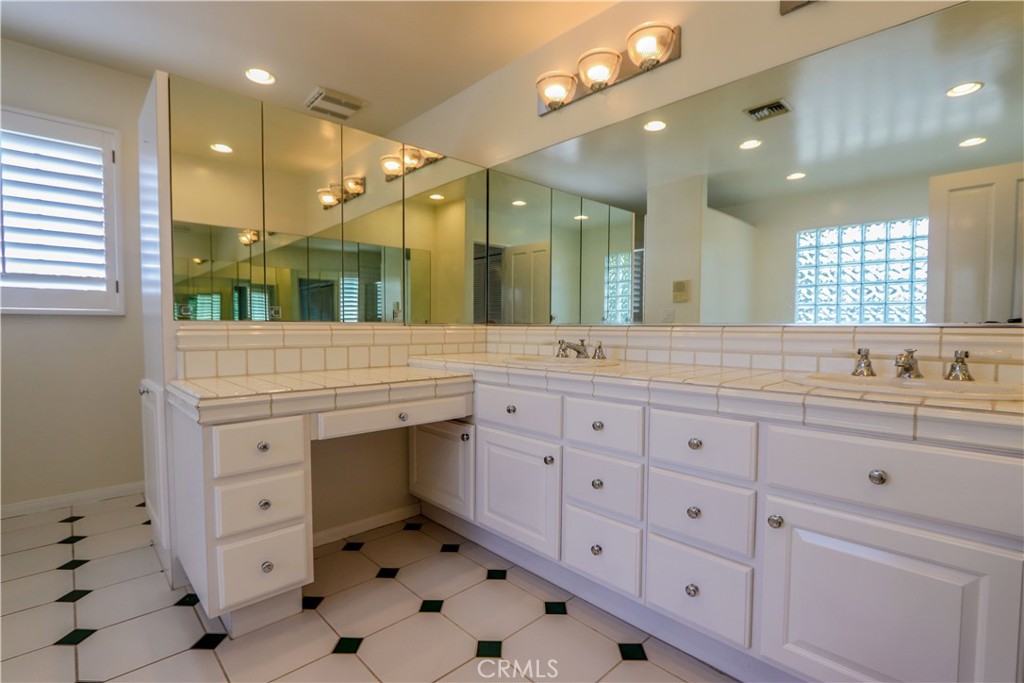 5571 E Lonna Linda Drive