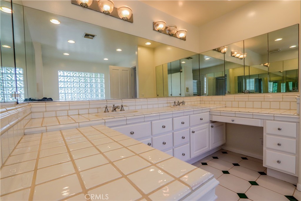 5571 E Lonna Linda Drive