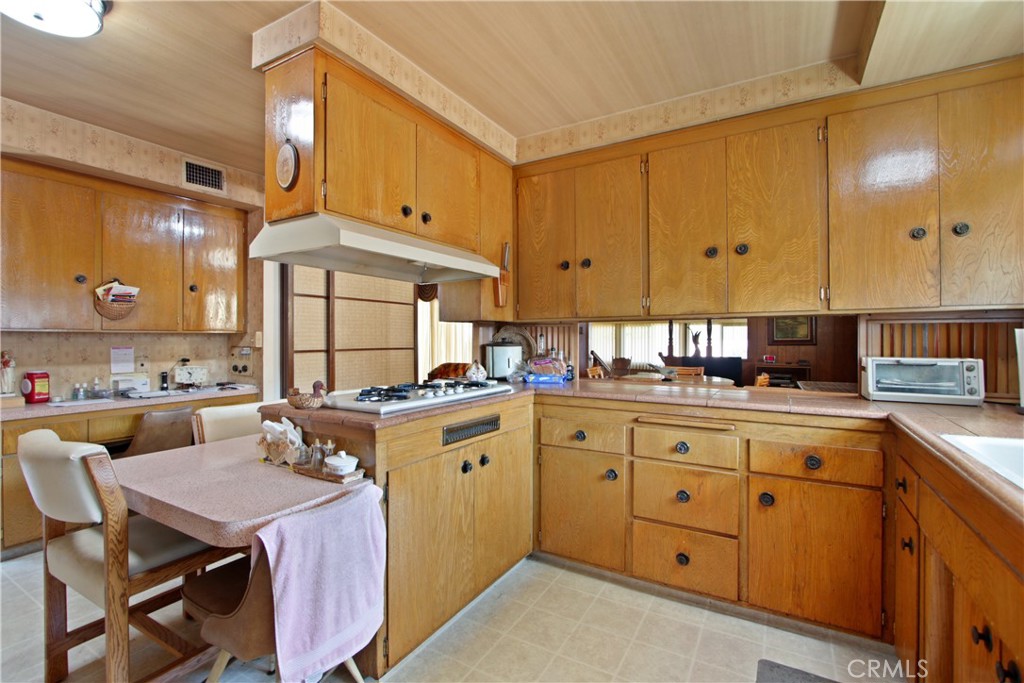 1231 W Roberta Avenue