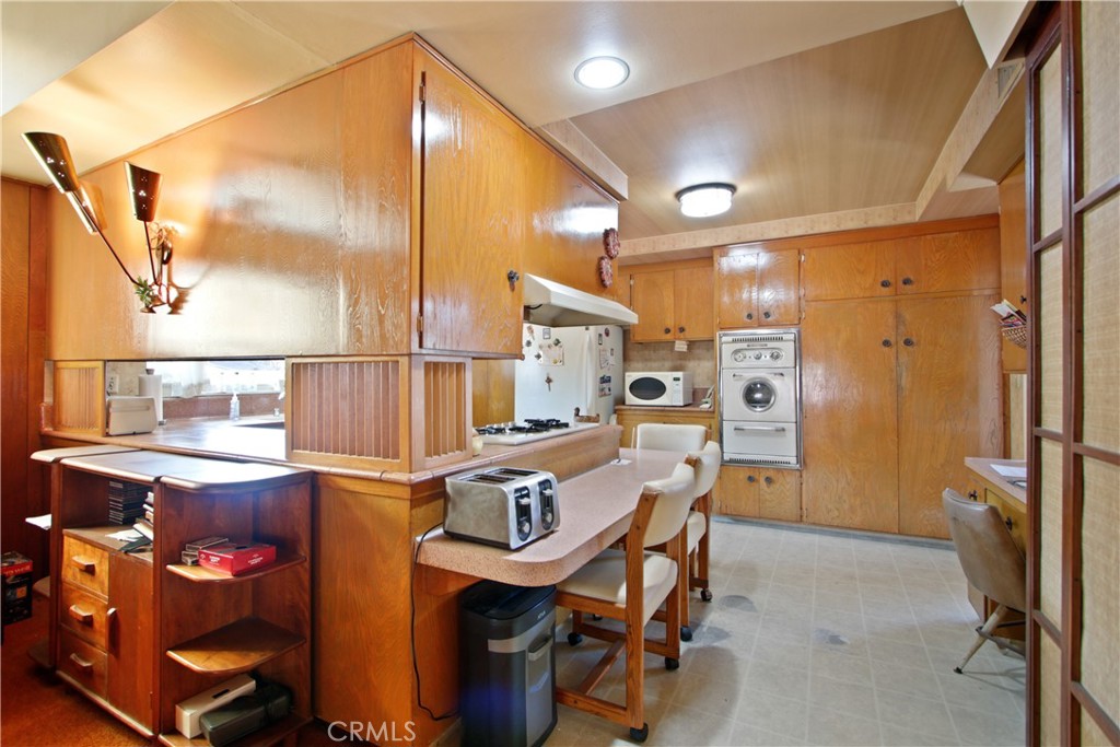 1231 W Roberta Avenue