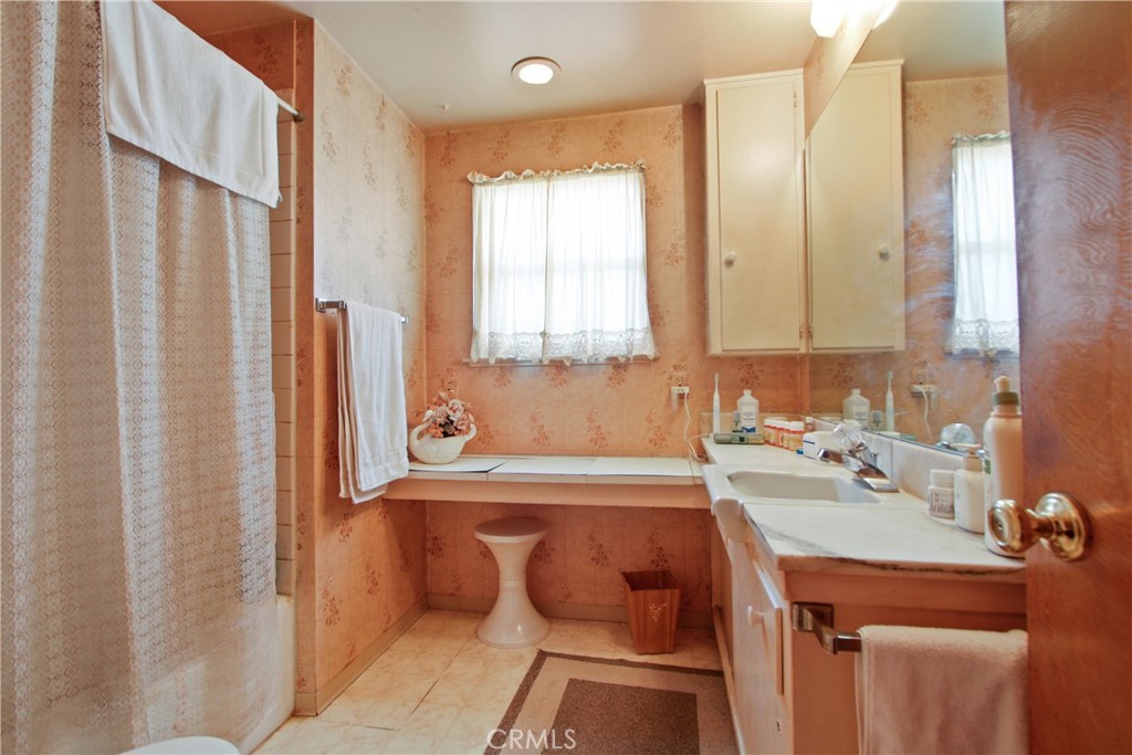 1231 W Roberta Avenue