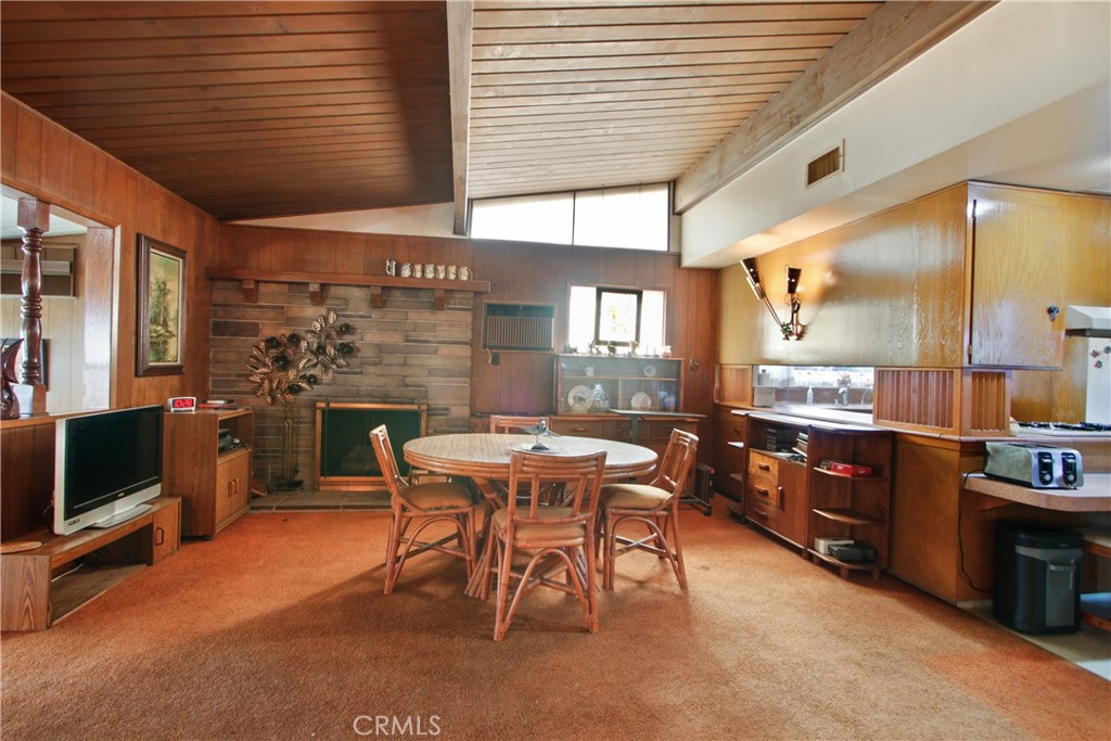 1231 W Roberta Avenue