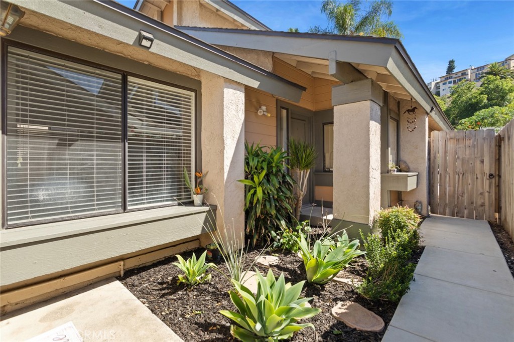 5122 5124 E Almond Avenue