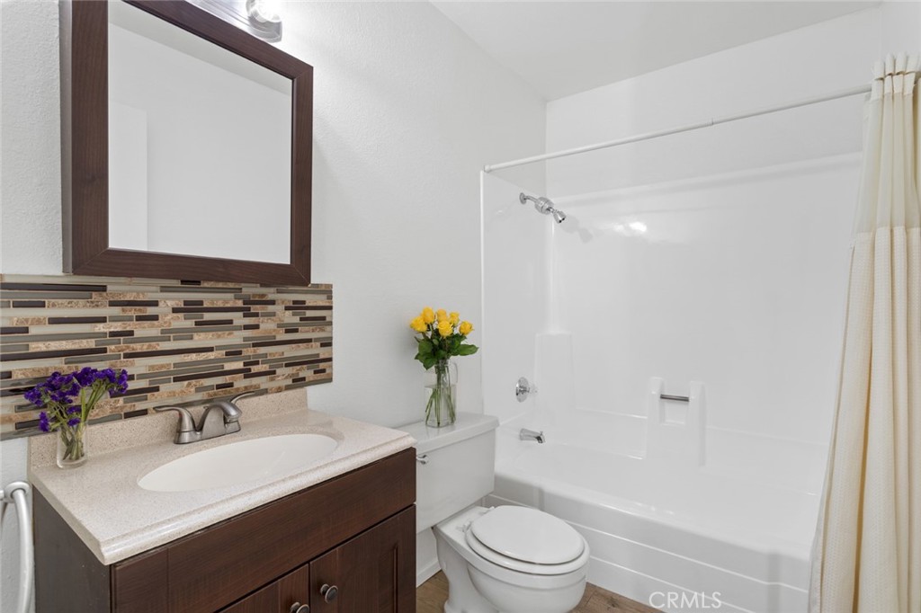 5122 5124 E Almond Avenue