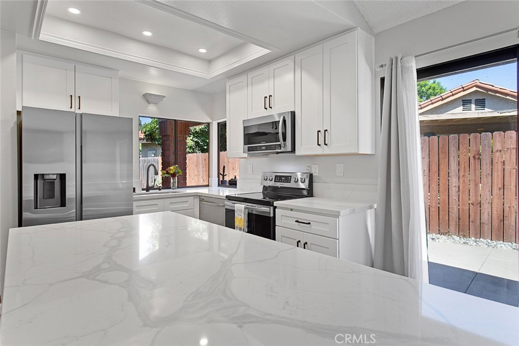 5122 5124 E Almond Avenue