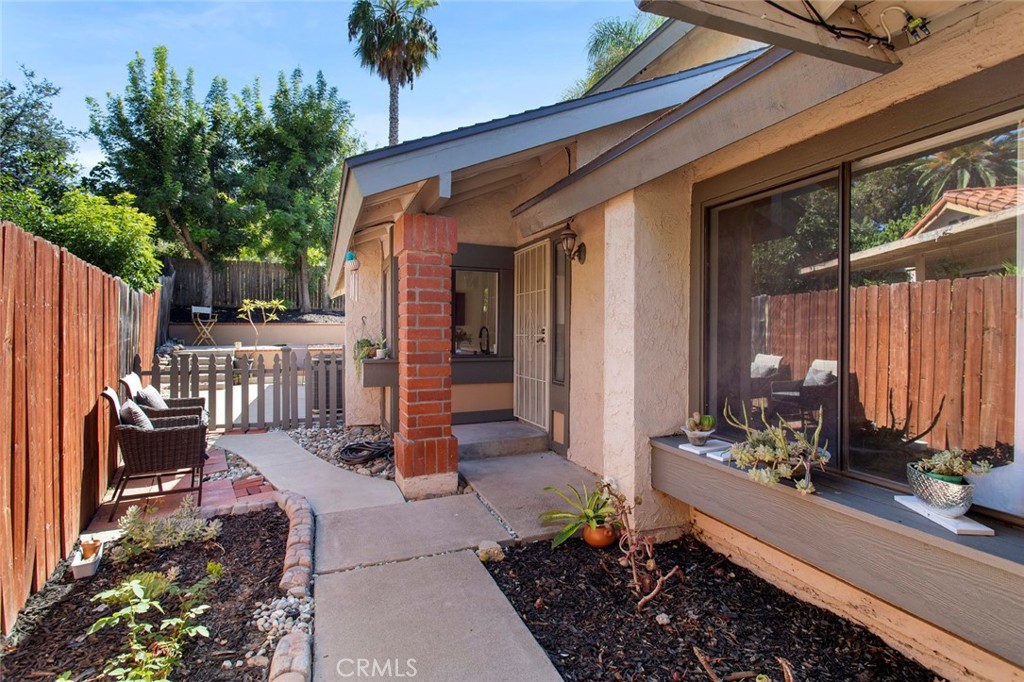 5122 5124 E Almond Avenue