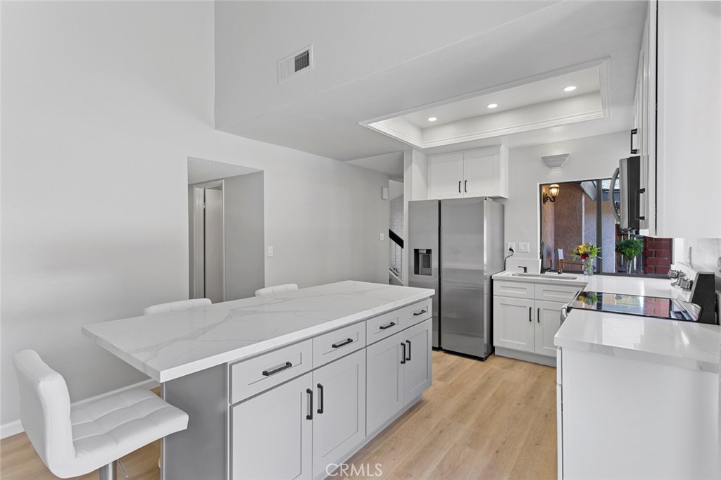 5122 5124 E Almond Avenue