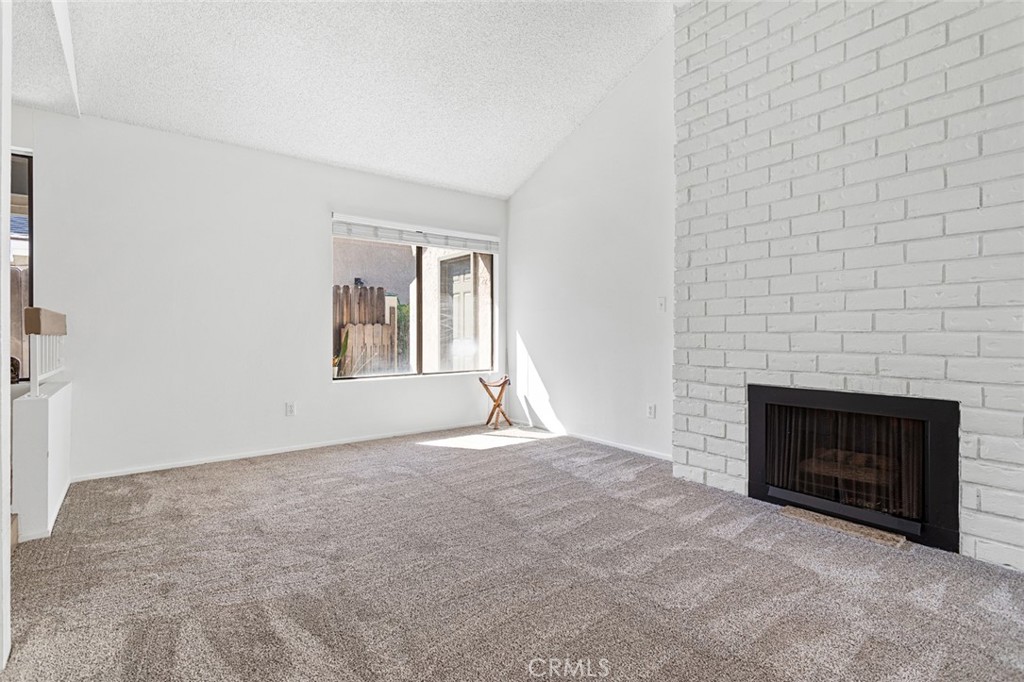 5122 5124 E Almond Avenue