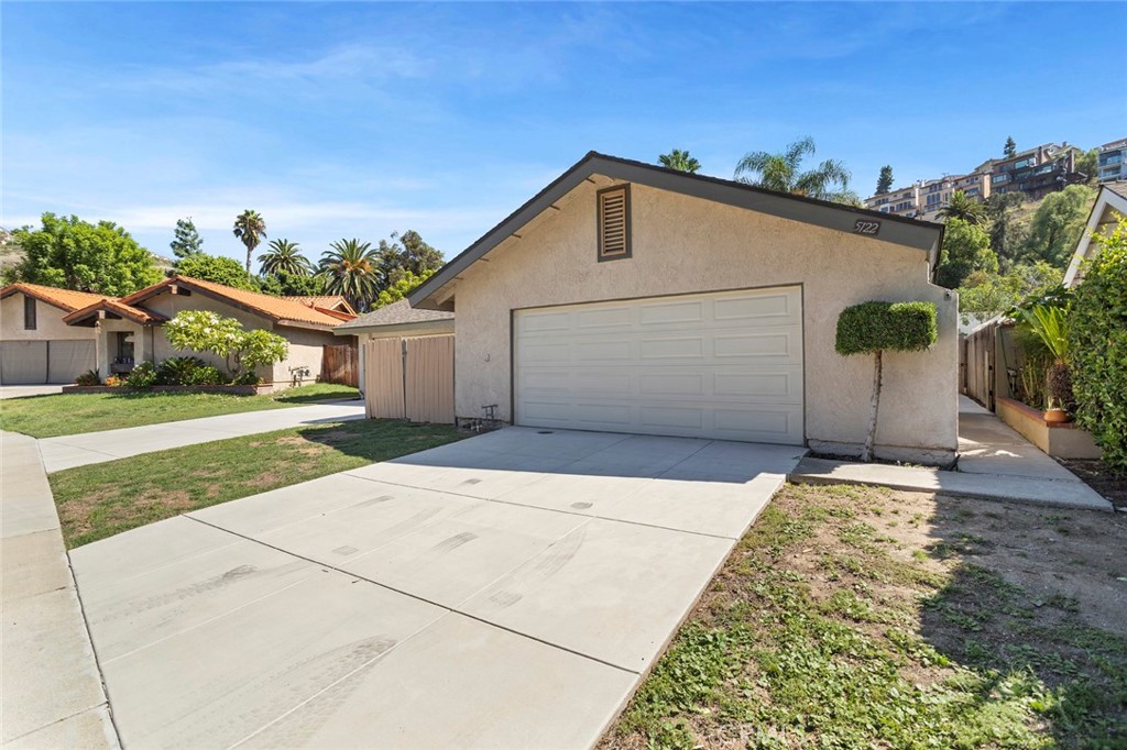 5122 5124 E Almond Avenue