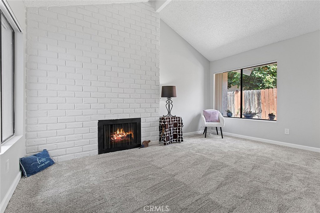 5122 5124 E Almond Avenue