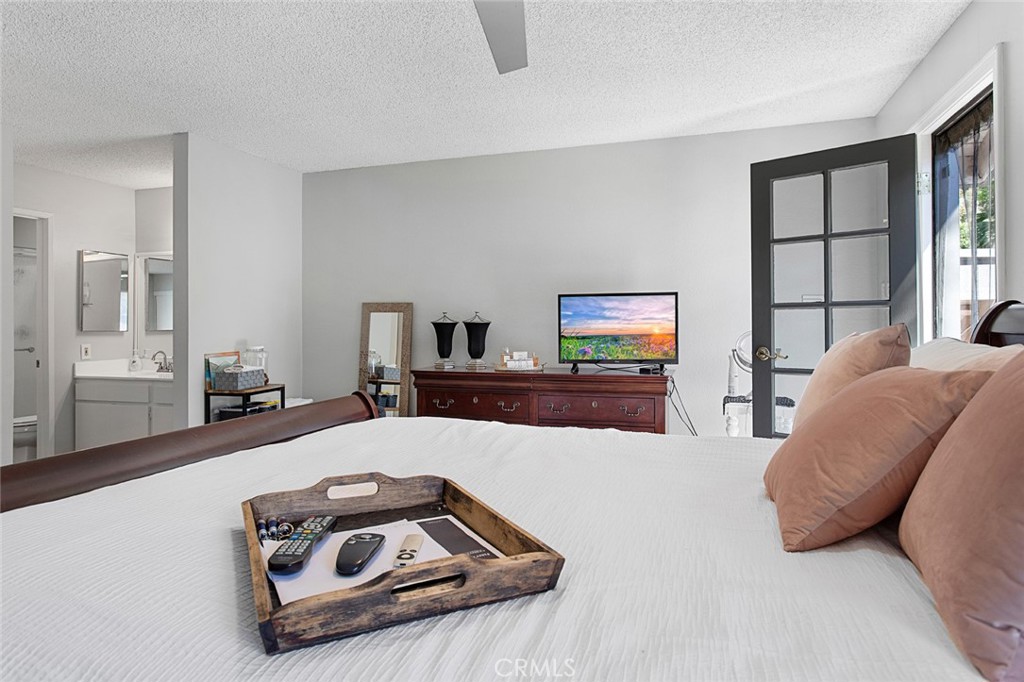 5122 5124 E Almond Avenue