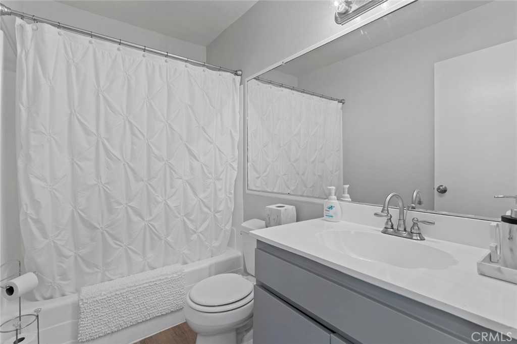 5122 5124 E Almond Avenue