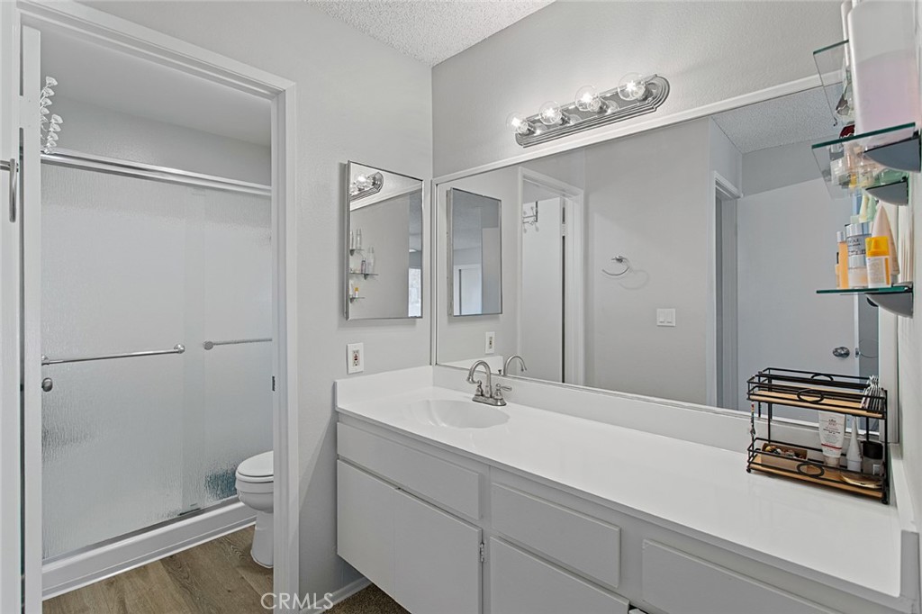 5122 5124 E Almond Avenue