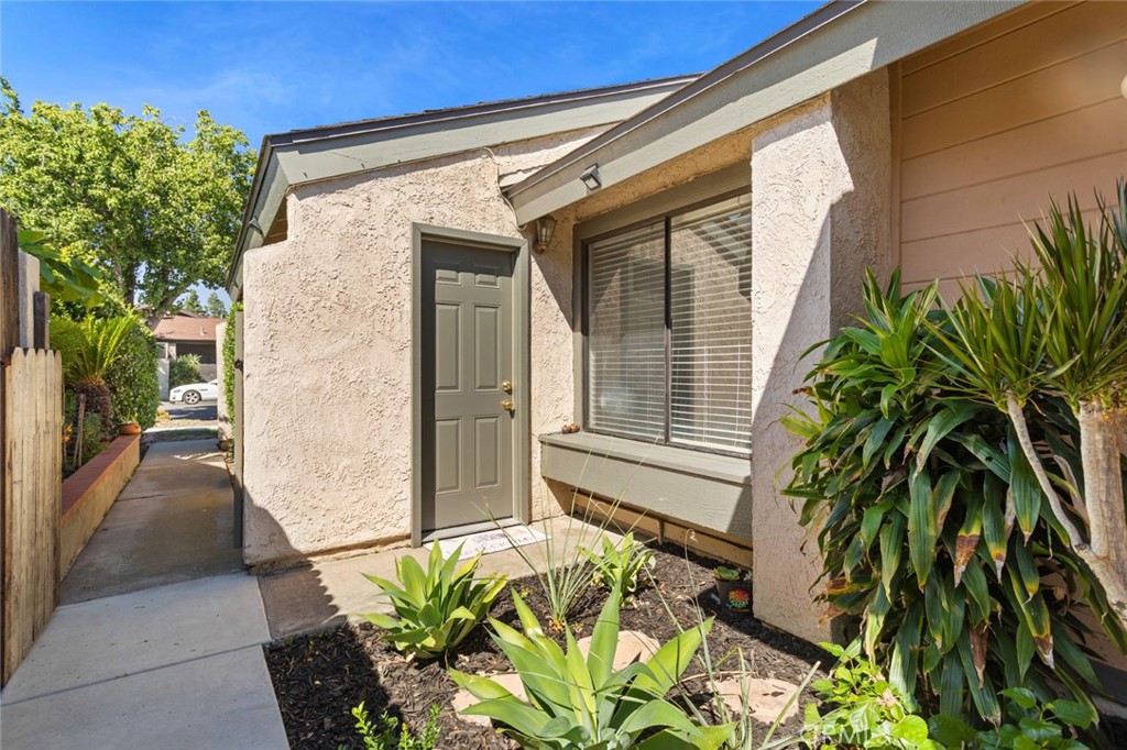 5122 5124 E Almond Avenue