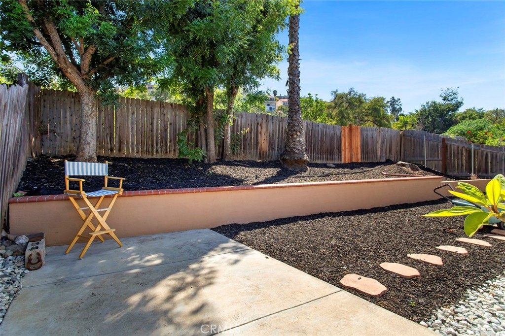 5122 5124 E Almond Avenue