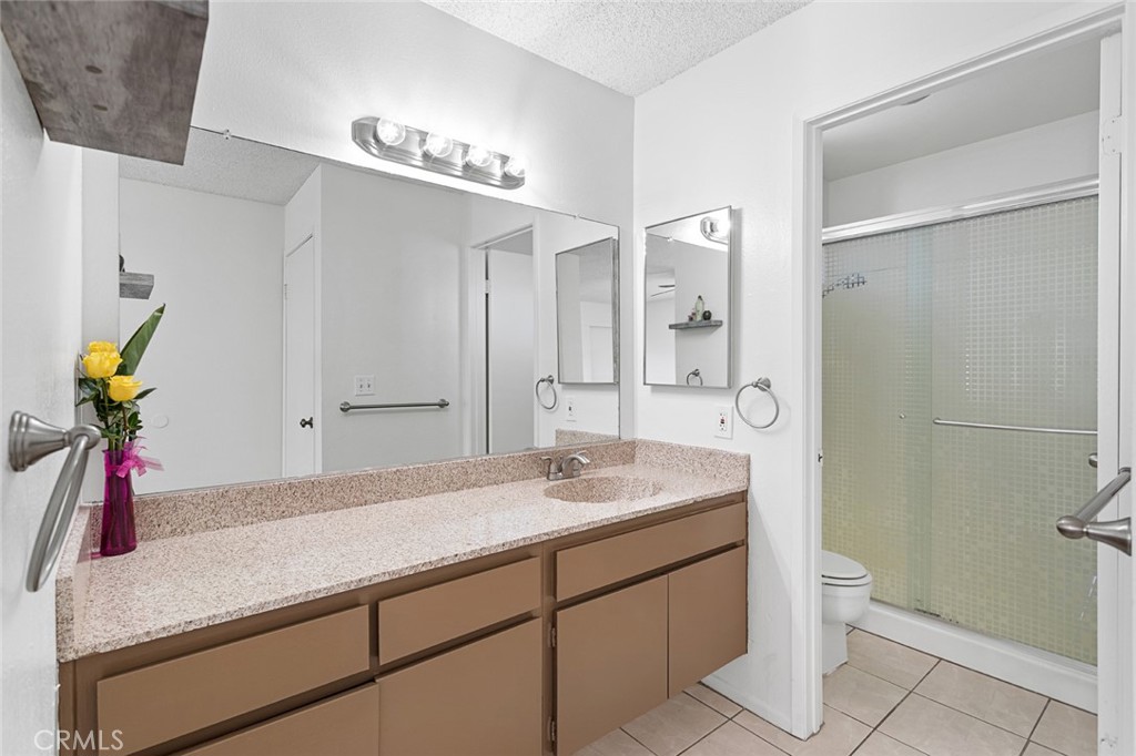 5122 5124 E Almond Avenue