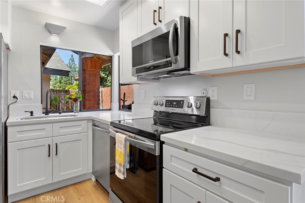 5122 5124 E Almond Avenue