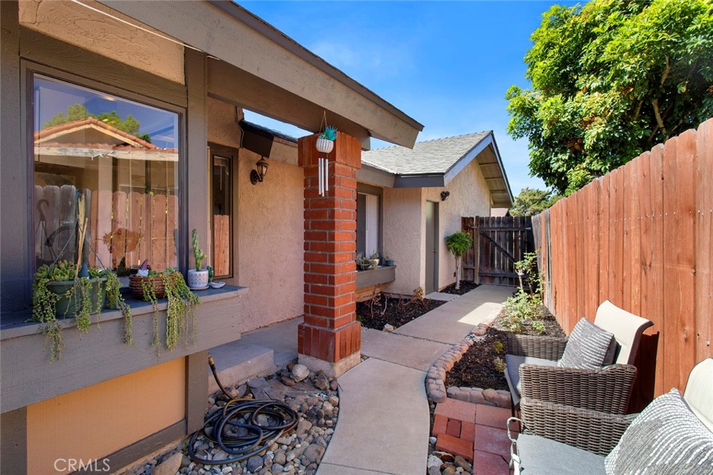 5122 5124 E Almond Avenue