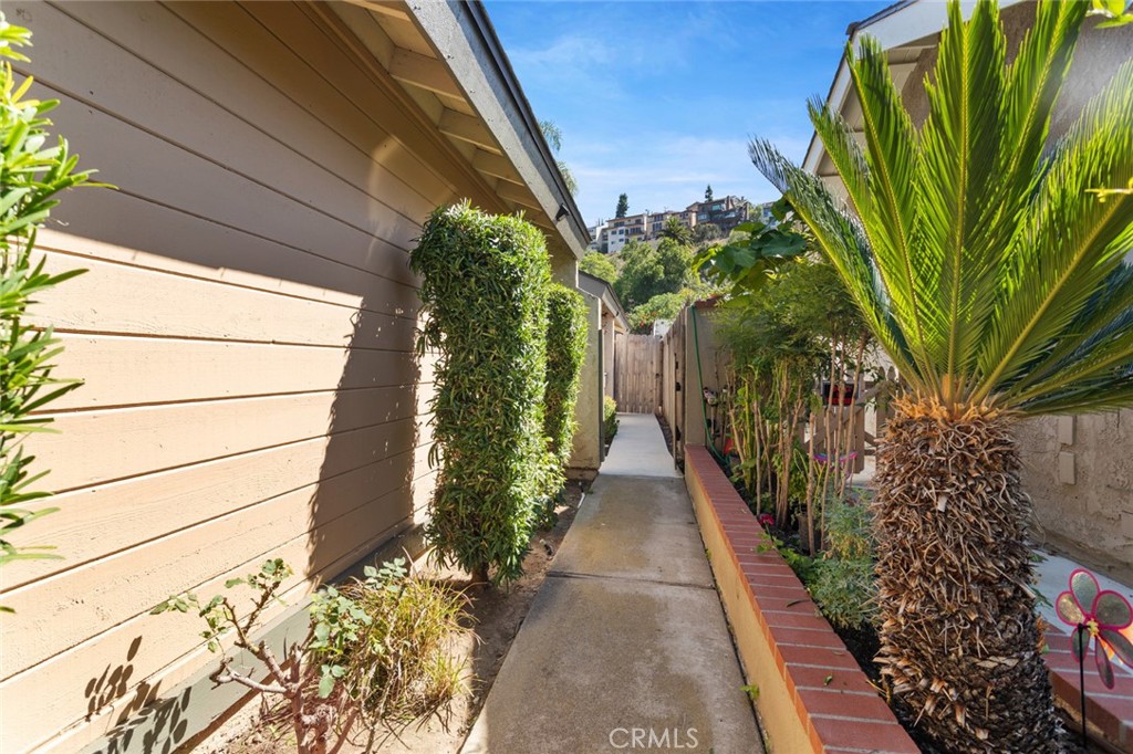 5122 5124 E Almond Avenue