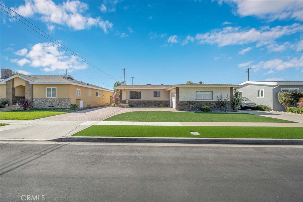 5732 E Oakbrook Street