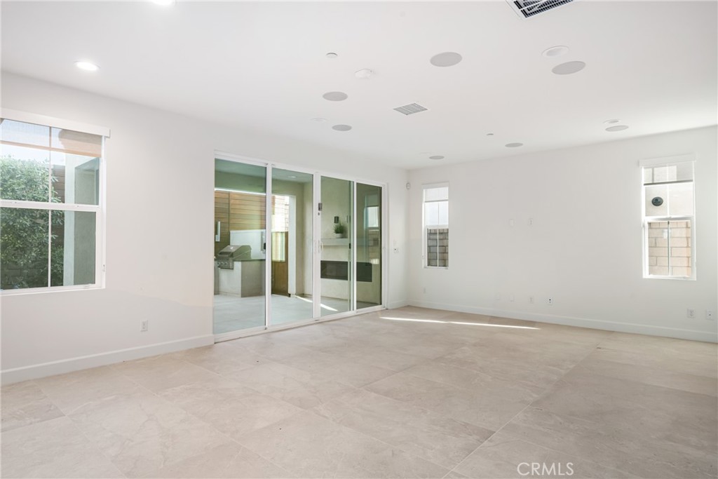 1229 E Providence Loop