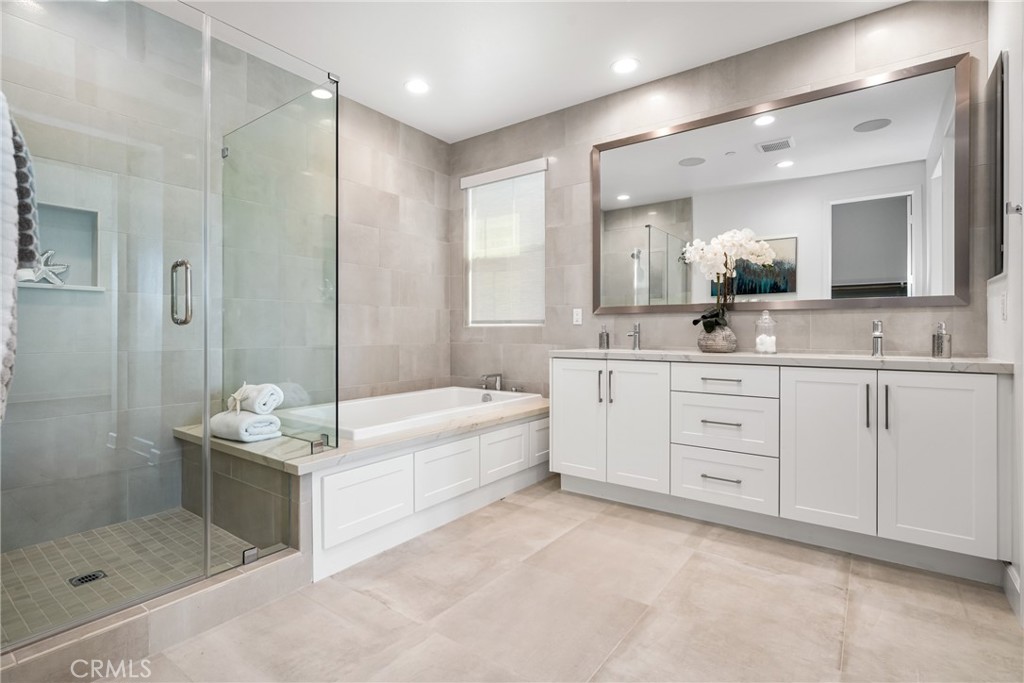 1229 E Providence Loop