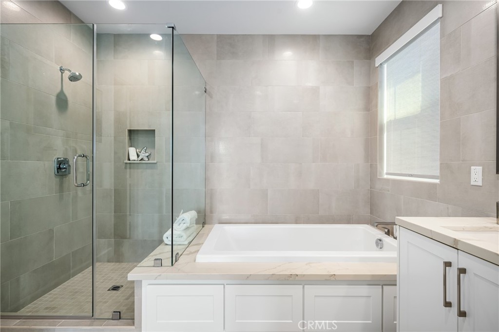 1229 E Providence Loop