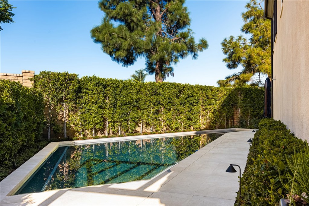 1229 E Providence Loop