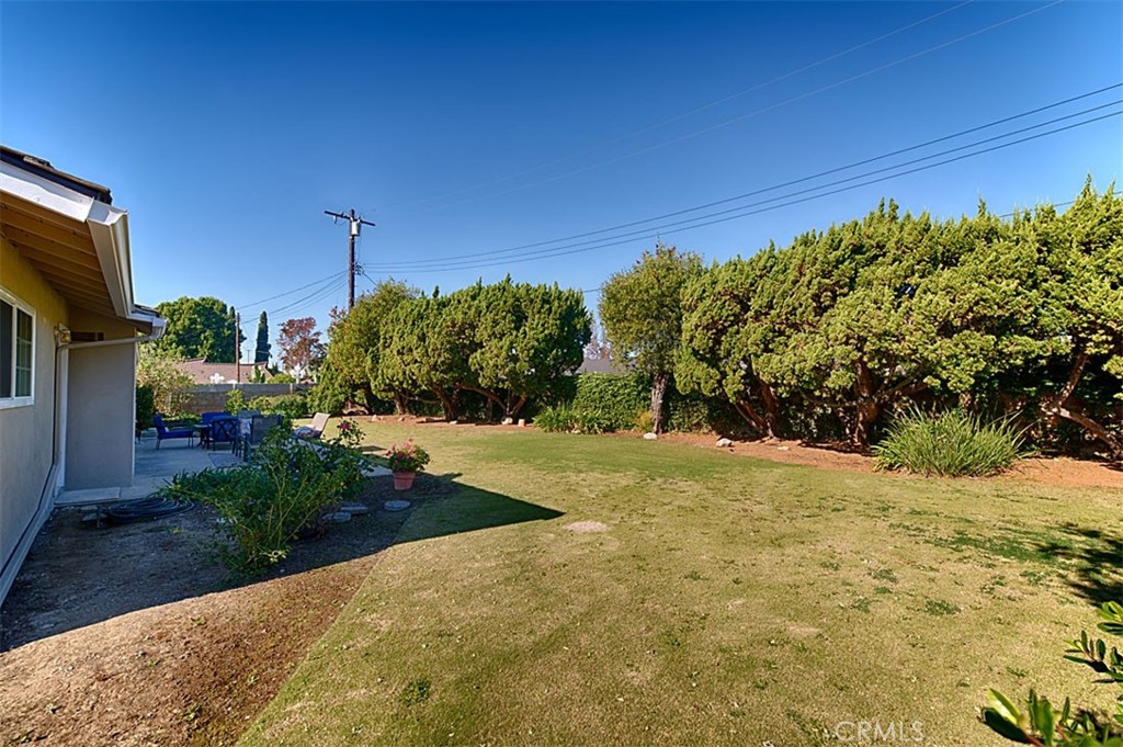 1525 E San Alano Avenue